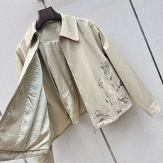 重工艺单品 Miu 26Ss———秋冬最新款手工钉珠设计廓形风衣外套🤎跳脱常规造型 一秒唤醒时髦型格 宽松A字廓形包容各 重工艺单品 Miu 26Ss———秋冬最新款手工钉珠设计廓形风衣外套🤎跳脱常规造型 一秒唤醒时髦型格 宽松A字廓形包容各