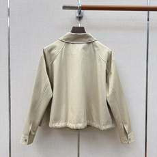 重工艺单品 Miu 26Ss———秋冬最新款手工钉珠设计廓形风衣外套🤎跳脱常规造型 一秒唤醒时髦型格 宽松A字廓形包容各 重工艺单品 Miu 26Ss———秋冬最新款手工钉珠设计廓形风衣外套🤎跳脱常规造型 一秒唤醒时髦型格 宽松A字廓形包容各