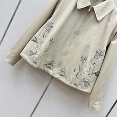 重工艺单品 Miu 26Ss———秋冬最新款手工钉珠设计廓形风衣外套🤎跳脱常规造型 一秒唤醒时髦型格 宽松A字廓形包容各 重工艺单品 Miu 26Ss———秋冬最新款手工钉珠设计廓形风衣外套🤎跳脱常规造型 一秒唤醒时髦型格 宽松A字廓形包容各
