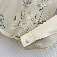 重工艺单品 Miu 26Ss———秋冬最新款手工钉珠设计廓形风衣外套🤎跳脱常规造型 一秒唤醒时髦型格 宽松A字廓形包容各 重工艺单品 Miu 26Ss———秋冬最新款手工钉珠设计廓形风衣外套🤎跳脱常规造型 一秒唤醒时髦型格 宽松A字廓形包容各