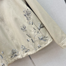 重工艺单品 Miu 26Ss———秋冬最新款手工钉珠设计廓形风衣外套🤎跳脱常规造型 一秒唤醒时髦型格 宽松A字廓形包容各 重工艺单品 Miu 26Ss———秋冬最新款手工钉珠设计廓形风衣外套🤎跳脱常规造型 一秒唤醒时髦型格 宽松A字廓形包容各