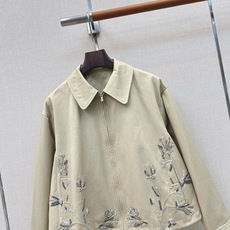 重工艺单品 Miu 26Ss———秋冬最新款手工钉珠设计廓形风衣外套🤎跳脱常规造型 一秒唤醒时髦型格 宽松A字廓形包容各 重工艺单品 Miu 26Ss———秋冬最新款手工钉珠设计廓形风衣外套🤎跳脱常规造型 一秒唤醒时髦型格 宽松A字廓形包容各