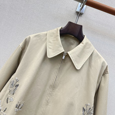 重工艺单品 Miu 26Ss———秋冬最新款手工钉珠设计廓形风衣外套🤎跳脱常规造型 一秒唤醒时髦型格 宽松A字廓形包容各 重工艺单品 Miu 26Ss———秋冬最新款手工钉珠设计廓形风衣外套🤎跳脱常规造型 一秒唤醒时髦型格 宽松A字廓形包容各