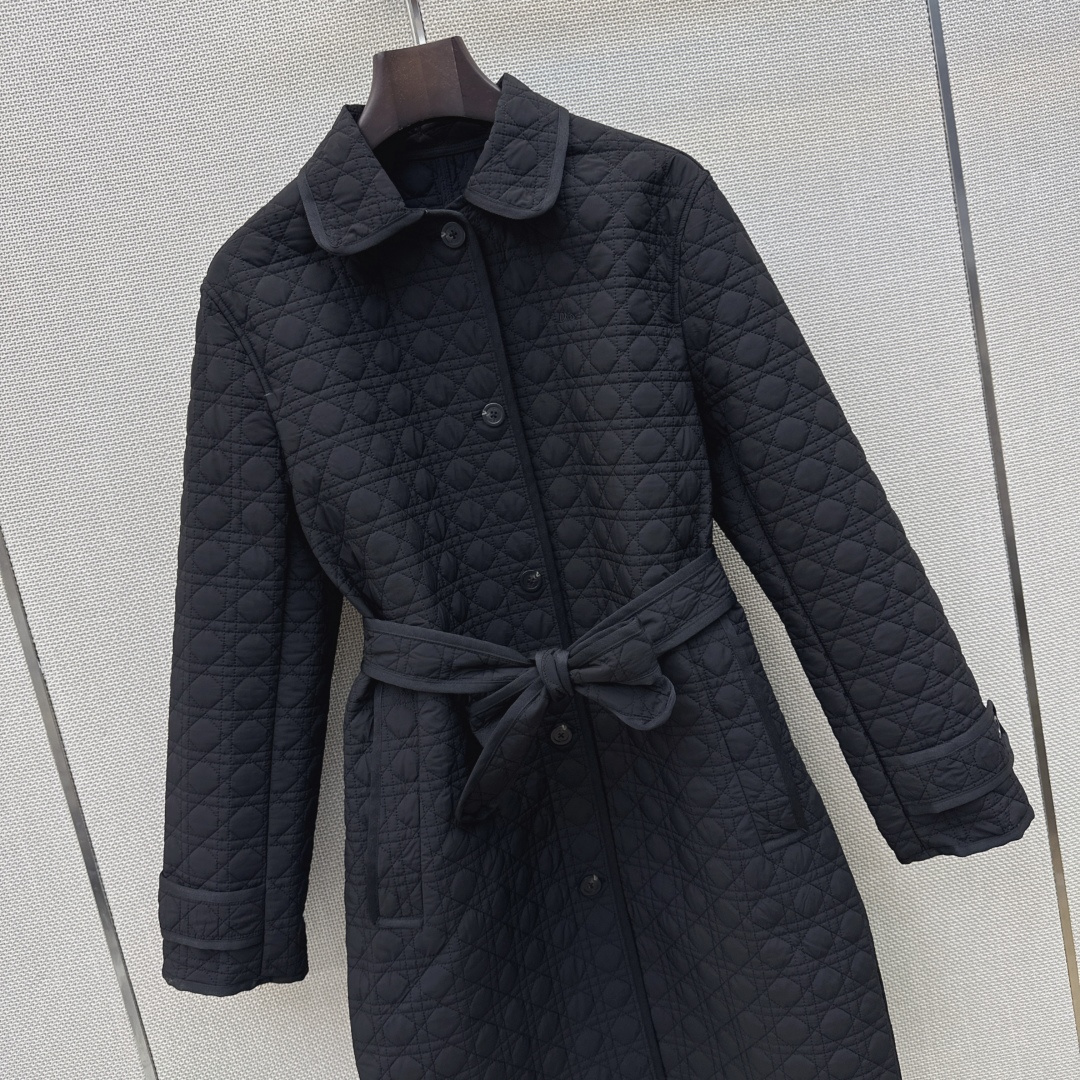 CD 26Ss————秋冬最新款戴妃藤格纹衍缝中长款棉服外套 🖤轻盈夹棉面料上身不臃肿轻松保暖 简约大气不失精致感 随性