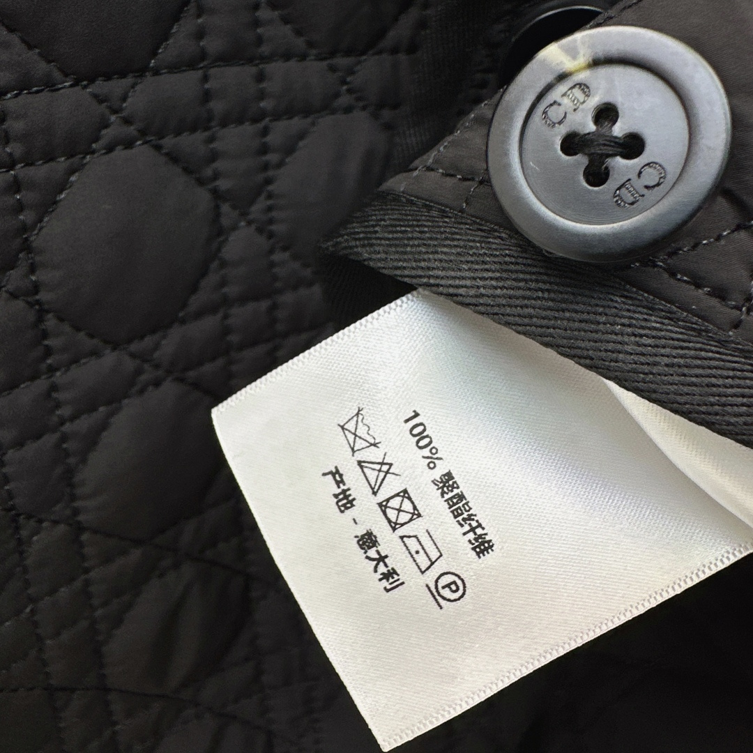 CD 26Ss————秋冬最新款戴妃藤格纹衍缝中长款棉服外套 🖤轻盈夹棉面料上身不臃肿轻松保暖 简约大气不失精致感 随性