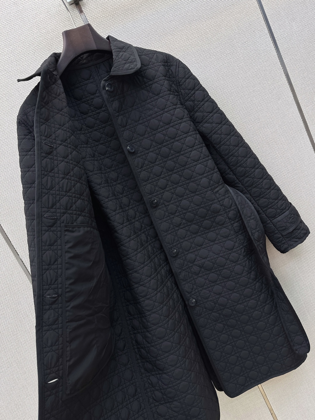 CD 26Ss————秋冬最新款戴妃藤格纹衍缝中长款棉服外套 🖤轻盈夹棉面料上身不臃肿轻松保暖 简约大气不失精致感 随性