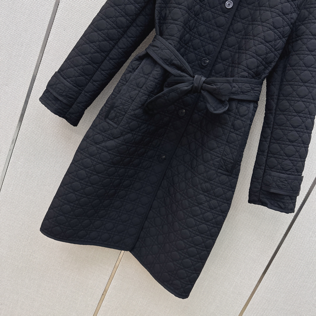 CD 26Ss————秋冬最新款戴妃藤格纹衍缝中长款棉服外套 🖤轻盈夹棉面料上身不臃肿轻松保暖 简约大气不失精致感 随性