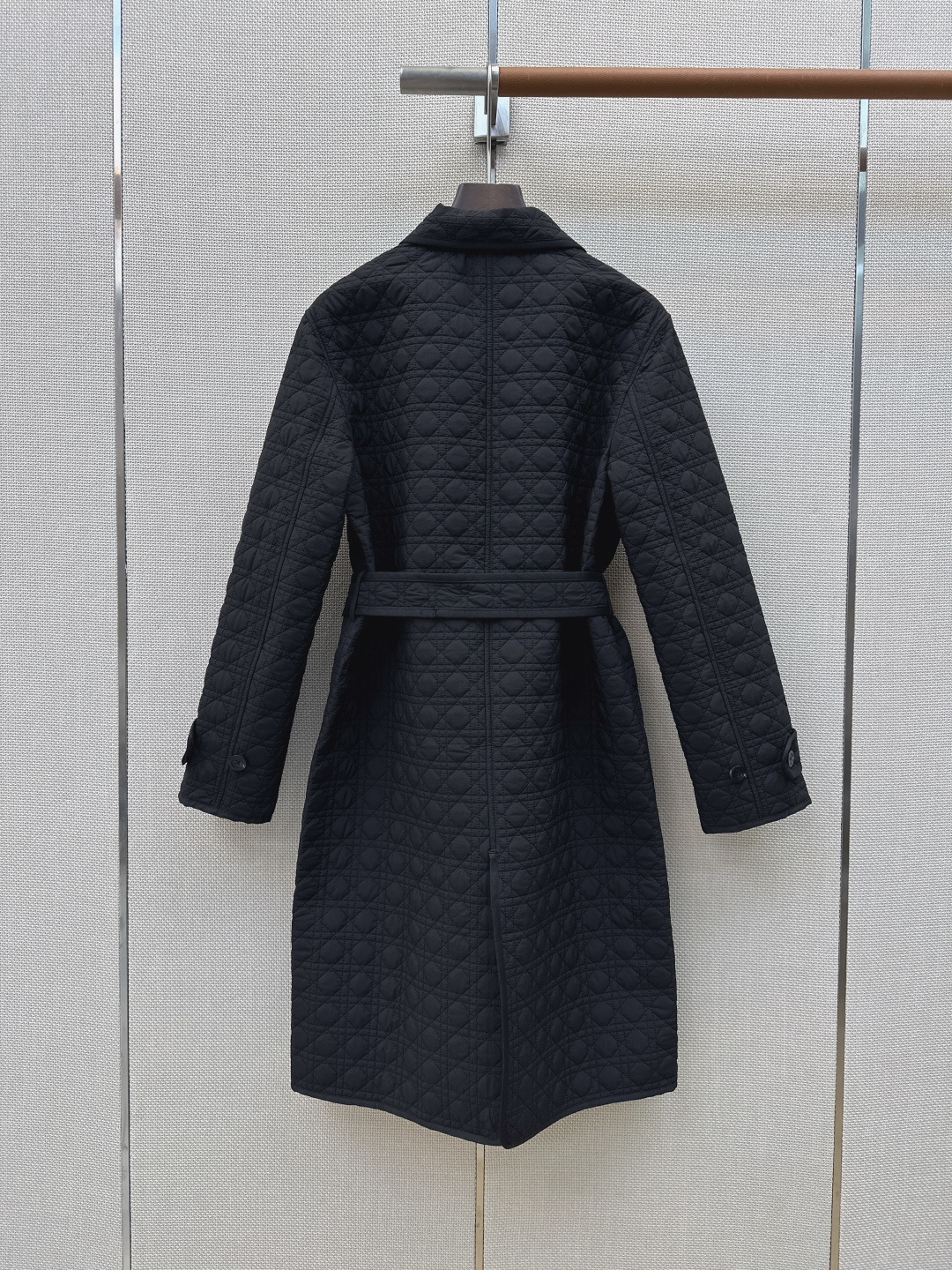 CD 26Ss————秋冬最新款戴妃藤格纹衍缝中长款棉服外套 🖤轻盈夹棉面料上身不臃肿轻松保暖 简约大气不失精致感 随性