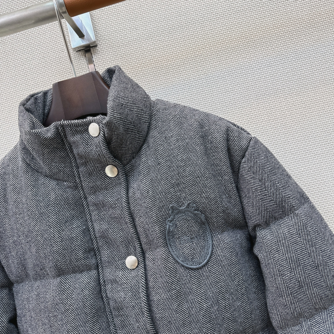 CD 26Ss———秋冬最新款立领徽章刺绣装饰面包羽绒服外套🩶经典宽松廓形版型不挑人 帅气减龄时髦百搭上身显瘦又保暖 采