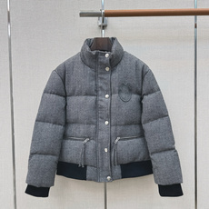 CD 26Ss———秋冬最新款立领徽章刺绣装饰面包羽绒服外套🩶经典宽松廓形版型不挑人 帅气减龄时髦百搭上身显瘦又保暖 采 CD 26Ss———秋冬最新款立领徽章刺绣装饰面包羽绒服外套🩶经典宽松廓形版型不挑人 帅气减龄时髦百搭上身显瘦又保暖 采
