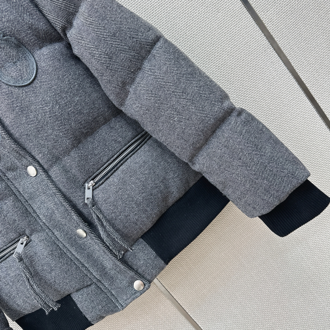 CD 26Ss———秋冬最新款立领徽章刺绣装饰面包羽绒服外套🩶经典宽松廓形版型不挑人 帅气减龄时髦百搭上身显瘦又保暖 采