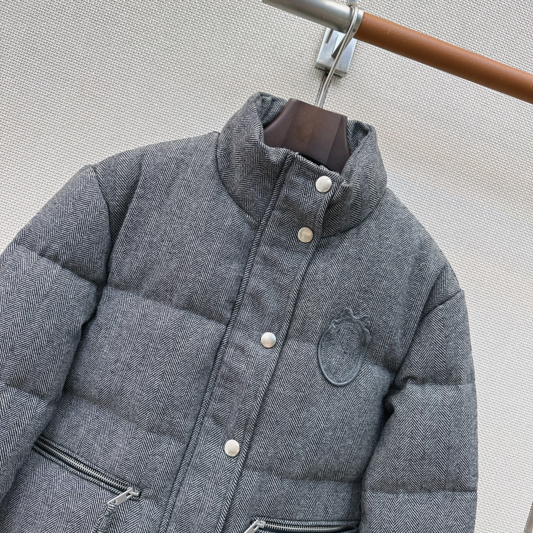 CD 26Ss———秋冬最新款立领徽章刺绣装饰面包羽绒服外套🩶经典宽松廓形版型不挑人 帅气减龄时髦百搭上身显瘦又保暖 采
