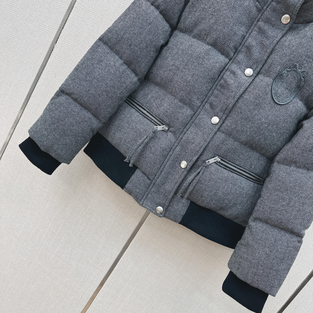 CD 26Ss———秋冬最新款立领徽章刺绣装饰面包羽绒服外套🩶经典宽松廓形版型不挑人 帅气减龄时髦百搭上身显瘦又保暖 采