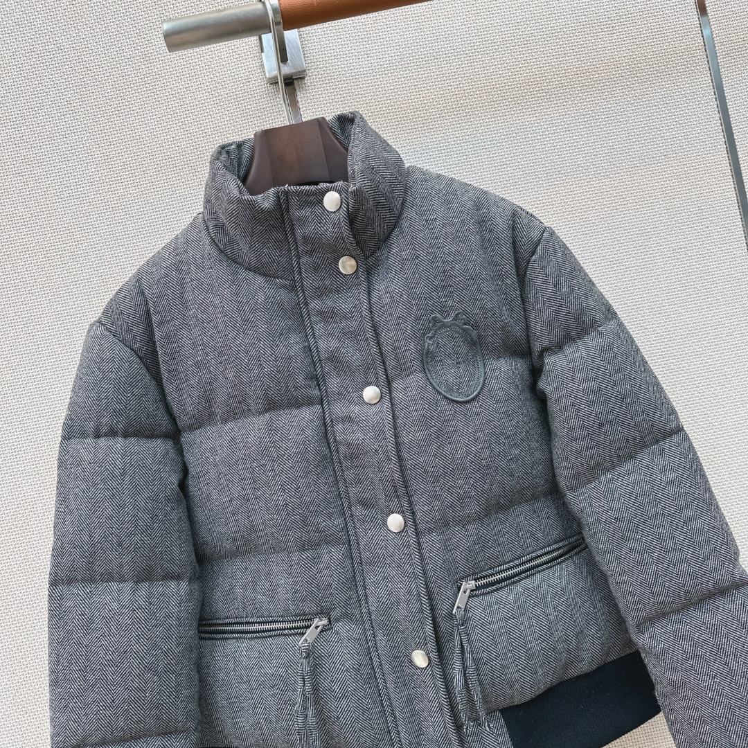 CD 26Ss———秋冬最新款立领徽章刺绣装饰面包羽绒服外套🩶经典宽松廓形版型不挑人 帅气减龄时髦百搭上身显瘦又保暖 采