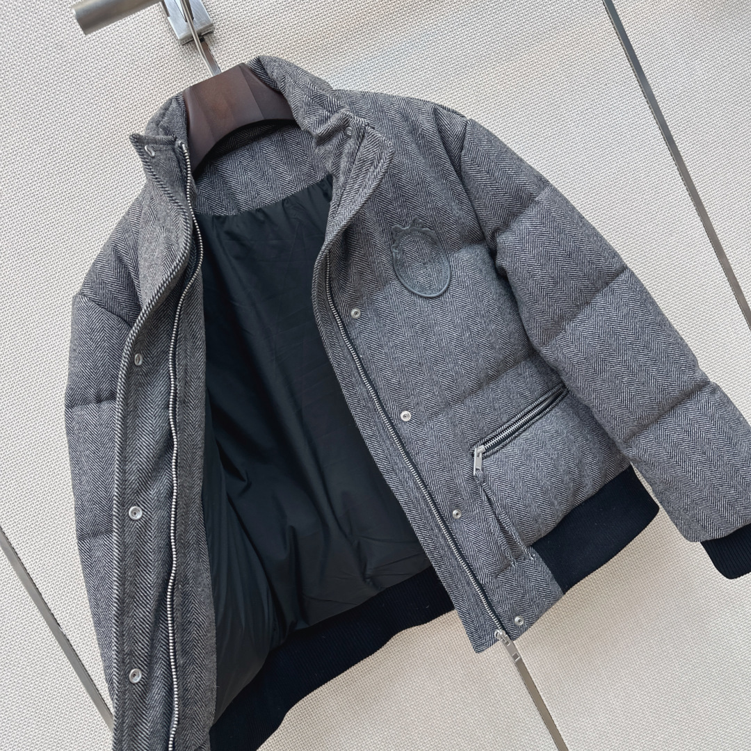 CD 26Ss———秋冬最新款立领徽章刺绣装饰面包羽绒服外套🩶经典宽松廓形版型不挑人 帅气减龄时髦百搭上身显瘦又保暖 采