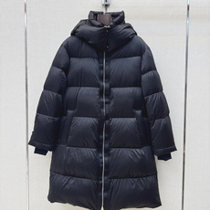 Max 26Ss———秋冬最新款简约袖标装饰连帽长款羽绒服 🖤经典立体H版型剪裁 经典时髦又帅气 原版字母logo袖标装 Max 26Ss———秋冬最新款简约袖标装饰连帽长款羽绒服 🖤经典立体H版型剪裁 经典时髦又帅气 原版字母logo袖标装