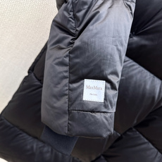 Max 26Ss———秋冬最新款简约袖标装饰连帽长款羽绒服 🖤经典立体H版型剪裁 经典时髦又帅气 原版字母logo袖标装 Max 26Ss———秋冬最新款简约袖标装饰连帽长款羽绒服 🖤经典立体H版型剪裁 经典时髦又帅气 原版字母logo袖标装