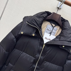 Max 26Ss———秋冬最新款简约袖标装饰连帽长款羽绒服 🖤经典立体H版型剪裁 经典时髦又帅气 原版字母logo袖标装 Max 26Ss———秋冬最新款简约袖标装饰连帽长款羽绒服 🖤经典立体H版型剪裁 经典时髦又帅气 原版字母logo袖标装