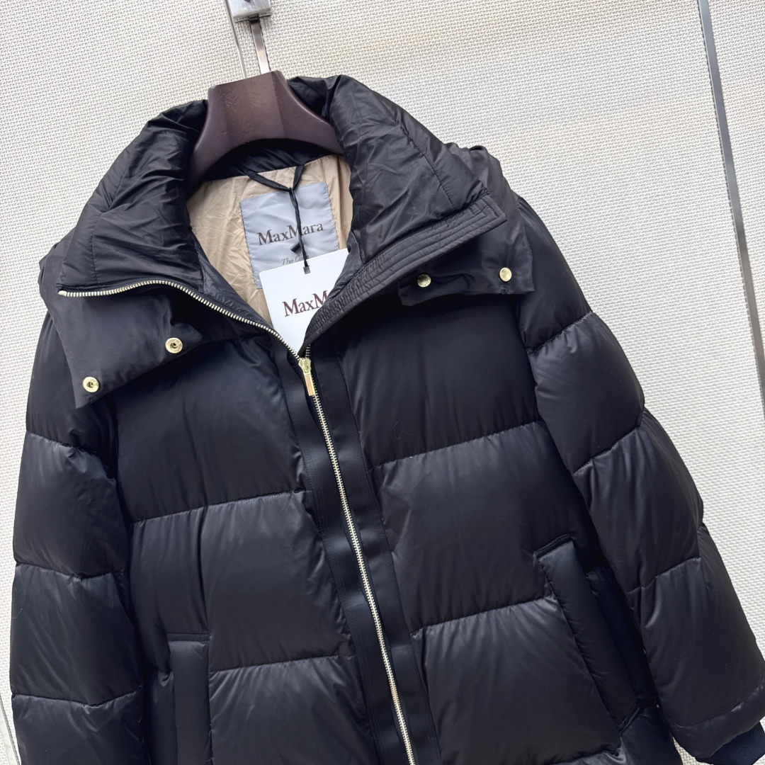 Max 26Ss———秋冬最新款简约袖标装饰连帽长款羽绒服 🖤经典立体H版型剪裁 经典时髦又帅气 原版字母logo袖标装 Max 26Ss———秋冬最新款简约袖标装饰连帽长款羽绒服 🖤经典立体H版型剪裁 经典时髦又帅气 原版字母logo袖标装