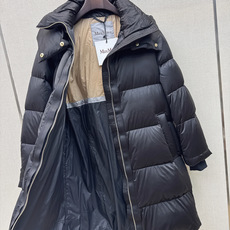 Max 26Ss———秋冬最新款简约袖标装饰连帽长款羽绒服 🖤经典立体H版型剪裁 经典时髦又帅气 原版字母logo袖标装 Max 26Ss———秋冬最新款简约袖标装饰连帽长款羽绒服 🖤经典立体H版型剪裁 经典时髦又帅气 原版字母logo袖标装