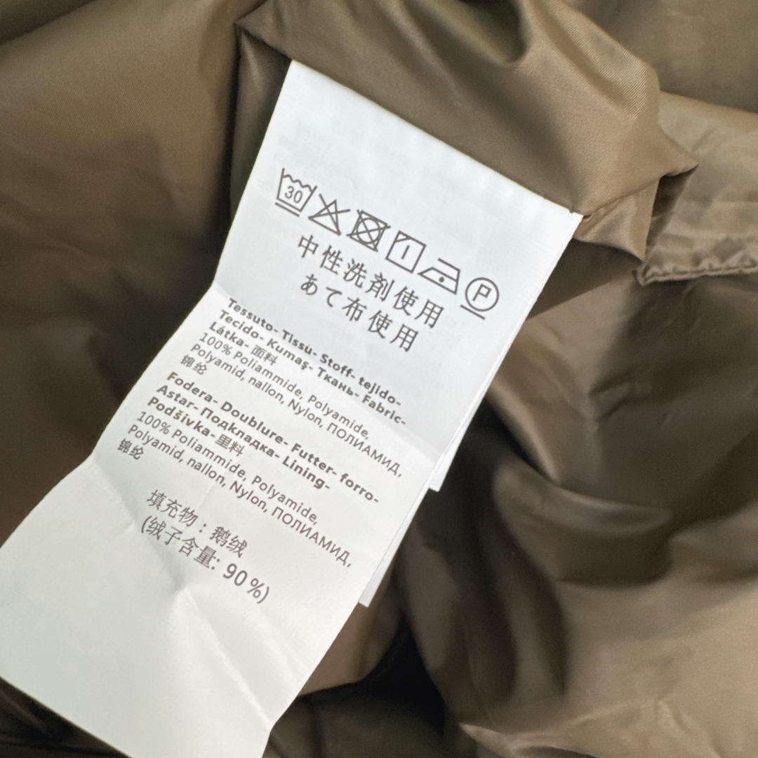 Max 26Ss———秋冬最新款简约袖标装饰连帽长款羽绒服 🖤经典立体H版型剪裁 经典时髦又帅气 原版字母logo袖标装 Max 26Ss———秋冬最新款简约袖标装饰连帽长款羽绒服 🖤经典立体H版型剪裁 经典时髦又帅气 原版字母logo袖标装