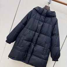 Max 26Ss———秋冬最新款简约袖标装饰连帽中长款羽绒服 🖤经典立体H版型剪裁 经典时髦又帅气 原版字母logo袖标 Max 26Ss———秋冬最新款简约袖标装饰连帽中长款羽绒服 🖤经典立体H版型剪裁 经典时髦又帅气 原版字母logo袖标