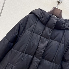 Max 26Ss———秋冬最新款简约袖标装饰连帽中长款羽绒服 🖤经典立体H版型剪裁 经典时髦又帅气 原版字母logo袖标 Max 26Ss———秋冬最新款简约袖标装饰连帽中长款羽绒服 🖤经典立体H版型剪裁 经典时髦又帅气 原版字母logo袖标