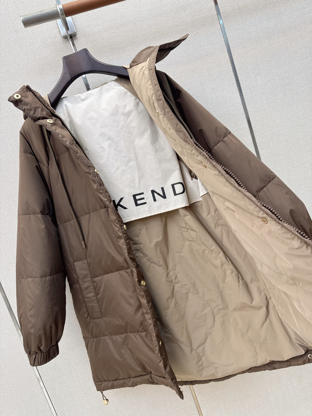 Max 26Ss———秋冬最新款简约袖标装饰连帽中长款羽绒服 🖤经典立体H版型剪裁 经典时髦又帅气 原版字母logo袖标 Max 26Ss———秋冬最新款简约袖标装饰连帽中长款羽绒服 🖤经典立体H版型剪裁 经典时髦又帅气 原版字母logo袖标
