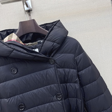 Bur 26SS ———秋冬新款经典双排扣连帽长款羽绒服外套 🖤采用进口车缝定格 实穿性很高 专柜每年必火的经典款 轻松 Bur 26SS ———秋冬新款经典双排扣连帽长款羽绒服外套 🖤采用进口车缝定格 实穿性很高 专柜每年必火的经典款 轻松