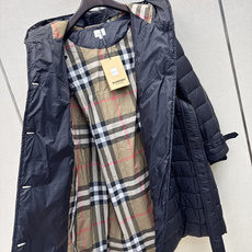 Bur 26SS ———秋冬新款经典双排扣连帽长款羽绒服外套 🖤采用进口车缝定格 实穿性很高 专柜每年必火的经典款 轻松 Bur 26SS ———秋冬新款经典双排扣连帽长款羽绒服外套 🖤采用进口车缝定格 实穿性很高 专柜每年必火的经典款 轻松