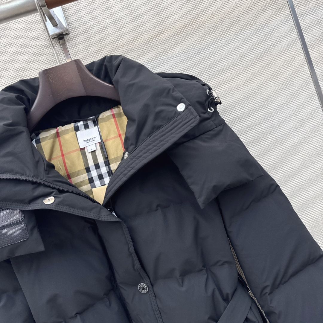 Bur 26Ss————秋冬最新款连帽中长款羽绒服外套 🩶H版型连帽拉链外套版型 90白鹅绒填充防风御寒效果绝佳 不显臃 Bur 26Ss————秋冬最新款连帽中长款羽绒服外套 🩶H版型连帽拉链外套版型 90白鹅绒填充防风御寒效果绝佳 不显臃