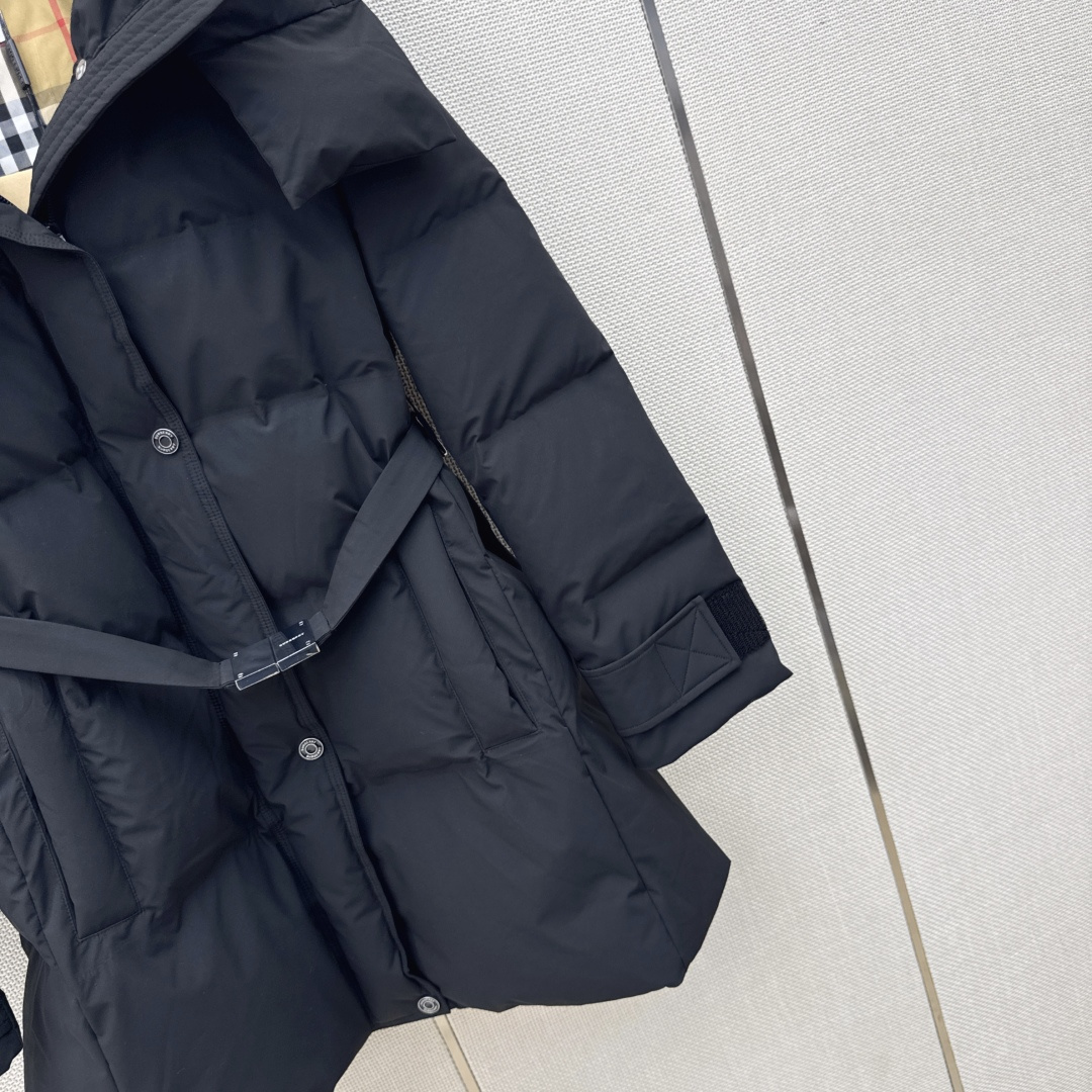 Bur 26Ss————秋冬最新款连帽中长款羽绒服外套 🩶H版型连帽拉链外套版型 90白鹅绒填充防风御寒效果绝佳 不显臃 Bur 26Ss————秋冬最新款连帽中长款羽绒服外套 🩶H版型连帽拉链外套版型 90白鹅绒填充防风御寒效果绝佳 不显臃
