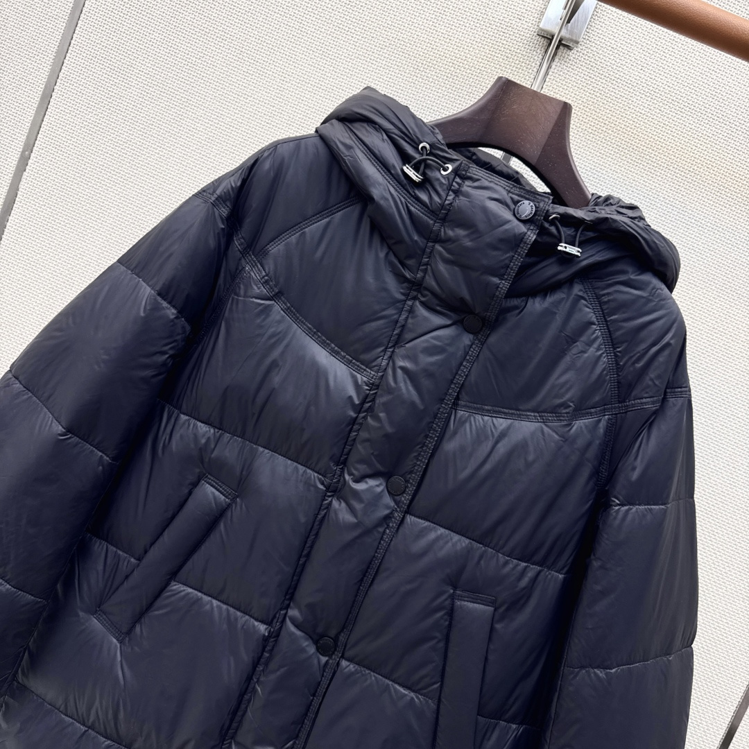 Max 26Ss———秋冬最新款简约中长款连帽面包服羽绒服🩶经典休闲中长款版型上身百搭时髦又帅气 质感细腻柔软 90%进 Max 26Ss———秋冬最新款简约中长款连帽面包服羽绒服🩶经典休闲中长款版型上身百搭时髦又帅气 质感细腻柔软 90%进