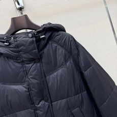 Max 26Ss———秋冬最新款简约中长款连帽面包服羽绒服🩶经典休闲中长款版型上身百搭时髦又帅气 质感细腻柔软 90%进 Max 26Ss———秋冬最新款简约中长款连帽面包服羽绒服🩶经典休闲中长款版型上身百搭时髦又帅气 质感细腻柔软 90%进
