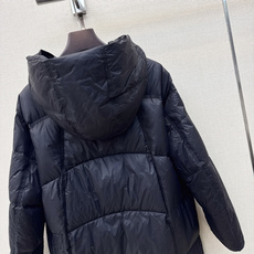 Max 26Ss———秋冬最新款简约中长款连帽面包服羽绒服🩶经典休闲中长款版型上身百搭时髦又帅气 质感细腻柔软 90%进 Max 26Ss———秋冬最新款简约中长款连帽面包服羽绒服🩶经典休闲中长款版型上身百搭时髦又帅气 质感细腻柔软 90%进