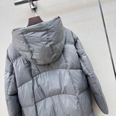 Max 26Ss———秋冬最新款简约中长款连帽面包服羽绒服🩶经典休闲中长款版型上身百搭时髦又帅气 质感细腻柔软 90%进 Max 26Ss———秋冬最新款简约中长款连帽面包服羽绒服🩶经典休闲中长款版型上身百搭时髦又帅气 质感细腻柔软 90%进