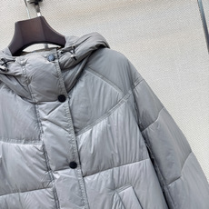 Max 26Ss———秋冬最新款简约中长款连帽面包服羽绒服🩶经典休闲中长款版型上身百搭时髦又帅气 质感细腻柔软 90%进 Max 26Ss———秋冬最新款简约中长款连帽面包服羽绒服🩶经典休闲中长款版型上身百搭时髦又帅气 质感细腻柔软 90%进