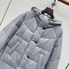 Max 26Ss———秋冬最新款简约中长款连帽面包服羽绒服🩶经典休闲中长款版型上身百搭时髦又帅气 质感细腻柔软 90%进 Max 26Ss———秋冬最新款简约中长款连帽面包服羽绒服🩶经典休闲中长款版型上身百搭时髦又帅气 质感细腻柔软 90%进