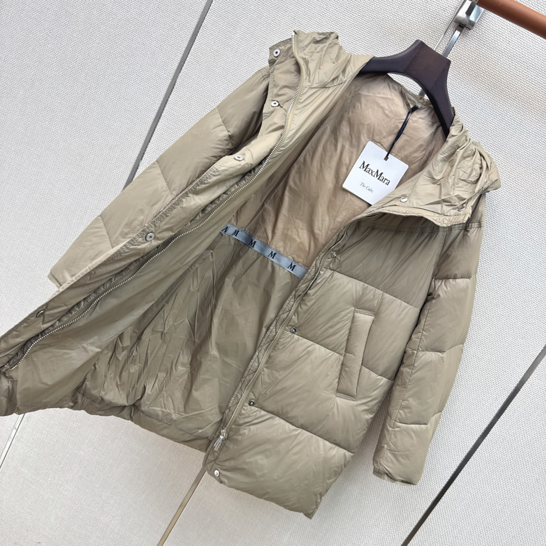 Max 26Ss———秋冬最新款简约中长款连帽面包服羽绒服🩶经典休闲中长款版型上身百搭时髦又帅气 质感细腻柔软 90%进