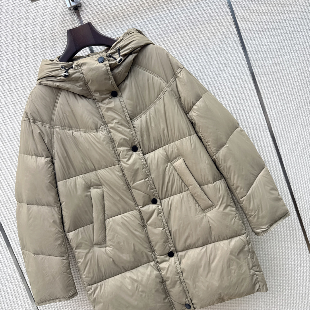 Max 26Ss———秋冬最新款简约中长款连帽面包服羽绒服🩶经典休闲中长款版型上身百搭时髦又帅气 质感细腻柔软 90%进