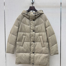 Max 26Ss———秋冬最新款简约中长款连帽面包服羽绒服🩶经典休闲中长款版型上身百搭时髦又帅气 质感细腻柔软 90%进 Max 26Ss———秋冬最新款简约中长款连帽面包服羽绒服🩶经典休闲中长款版型上身百搭时髦又帅气 质感细腻柔软 90%进