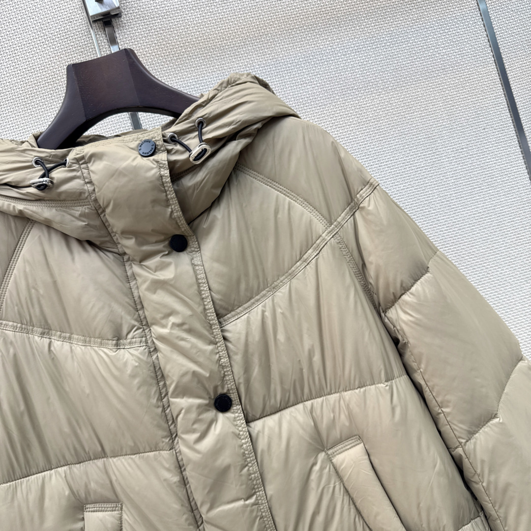 Max 26Ss———秋冬最新款简约中长款连帽面包服羽绒服🩶经典休闲中长款版型上身百搭时髦又帅气 质感细腻柔软 90%进