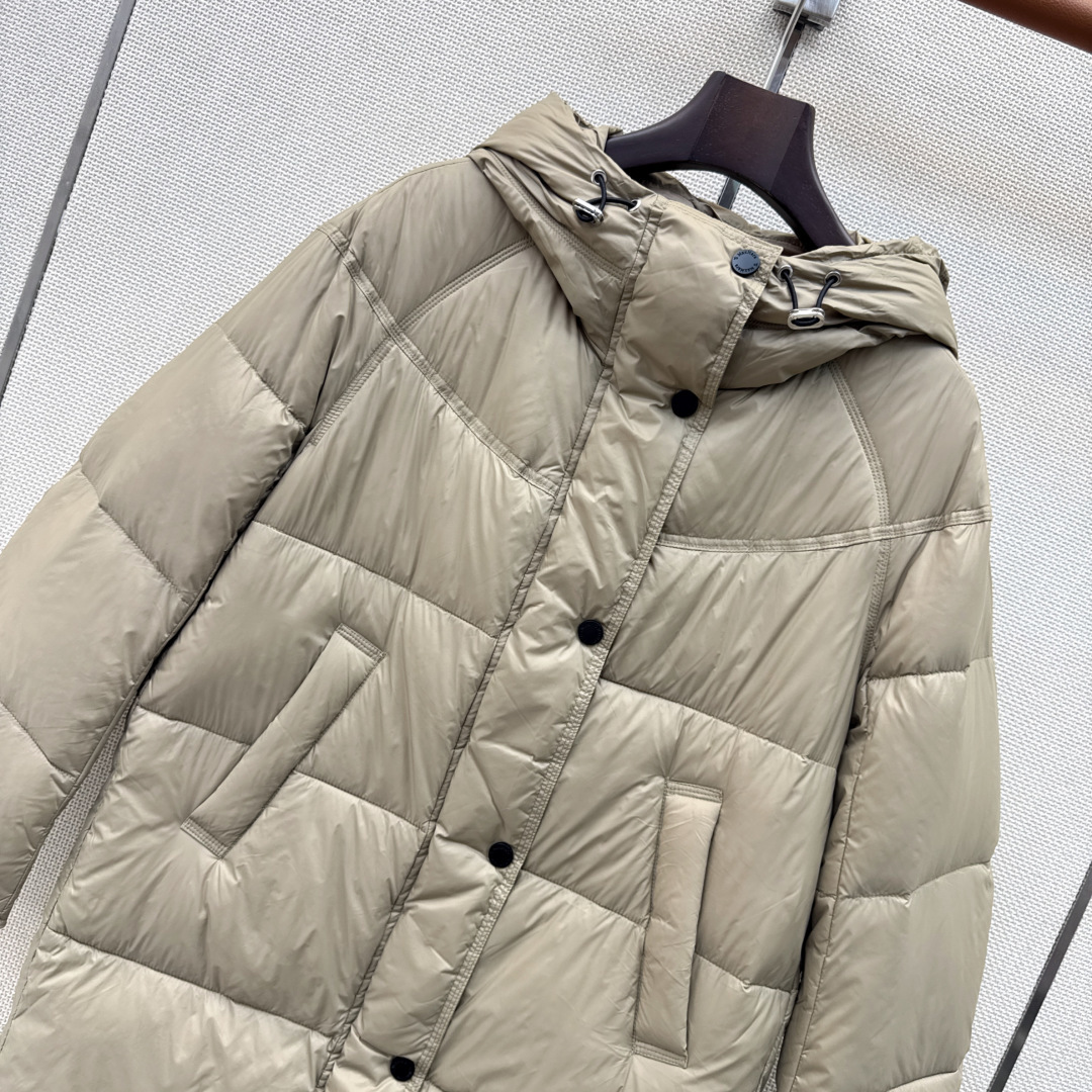 Max 26Ss———秋冬最新款简约中长款连帽面包服羽绒服🩶经典休闲中长款版型上身百搭时髦又帅气 质感细腻柔软 90%进