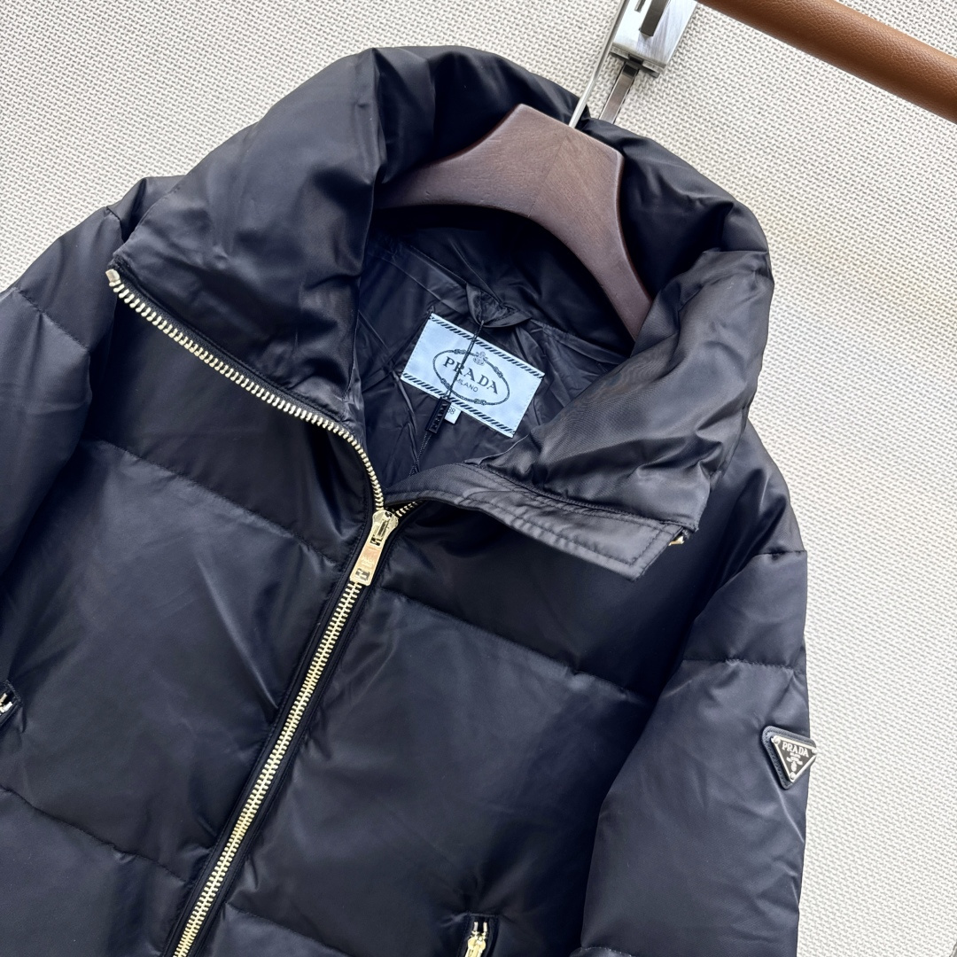 原单品质 PD 26Ss———秋冬最新款三角logo标立领面包服羽绒外套 🖤立体剪裁H版型 经典时髦又帅气 原版徽标字母