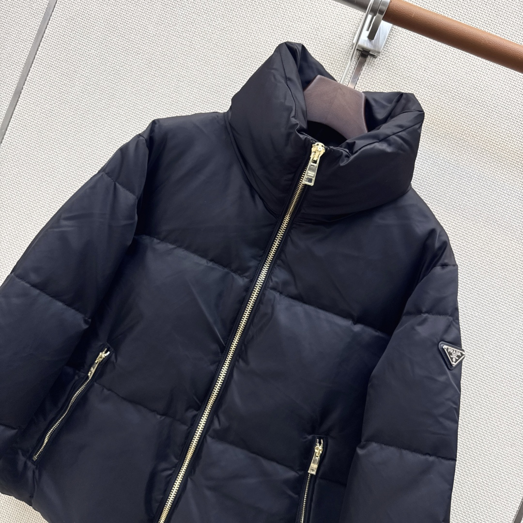 原单品质 PD 26Ss———秋冬最新款三角logo标立领面包服羽绒外套 🖤立体剪裁H版型 经典时髦又帅气 原版徽标字母
