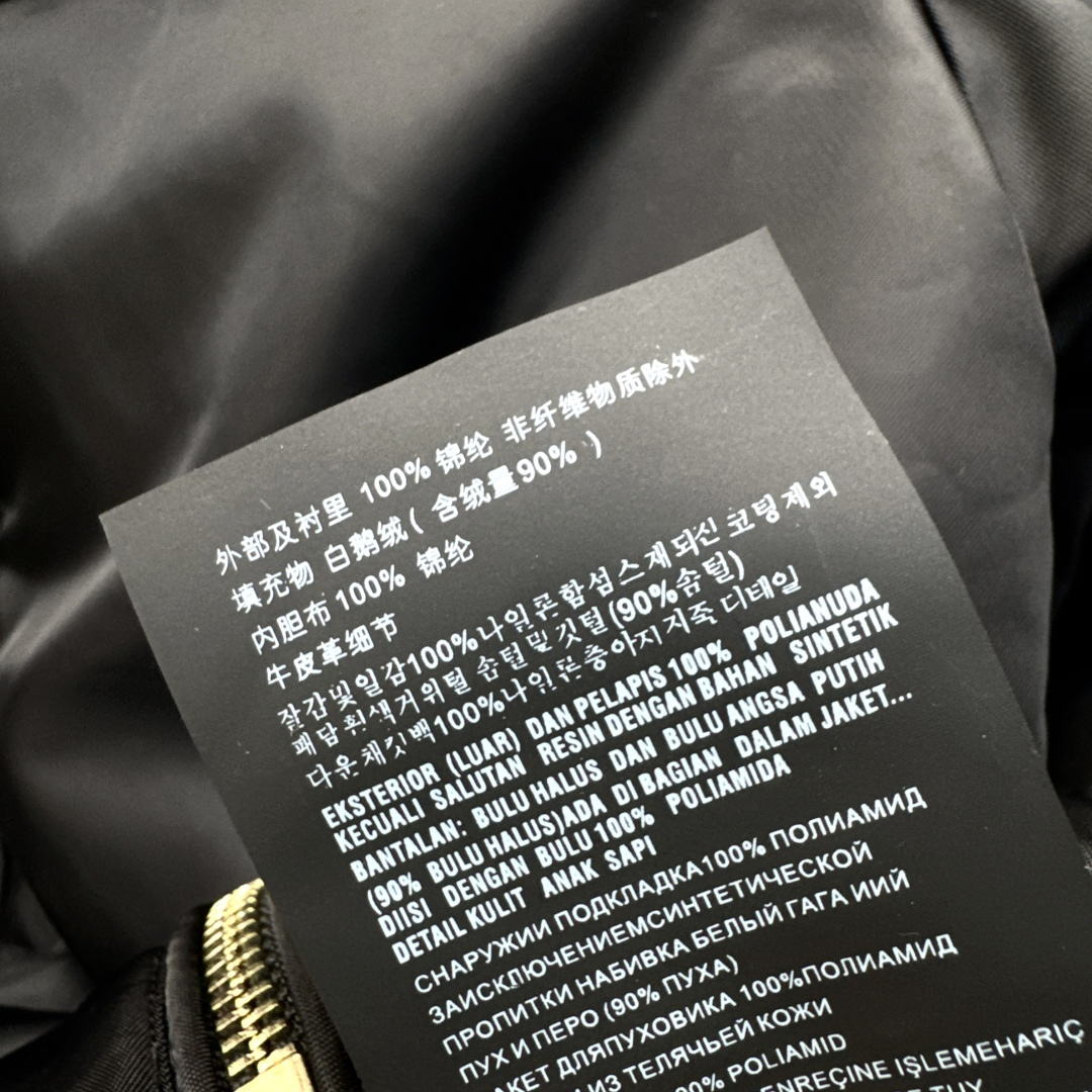 原单品质 PD 26Ss———秋冬最新款三角logo标立领面包服羽绒外套 🖤立体剪裁H版型 经典时髦又帅气 原版徽标字母