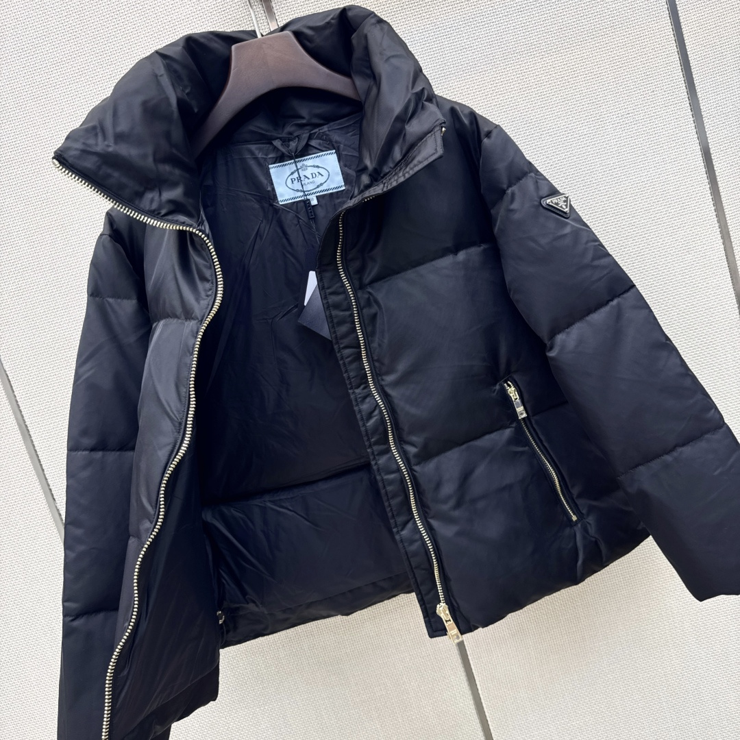 原单品质 PD 26Ss———秋冬最新款三角logo标立领面包服羽绒外套 🖤立体剪裁H版型 经典时髦又帅气 原版徽标字母