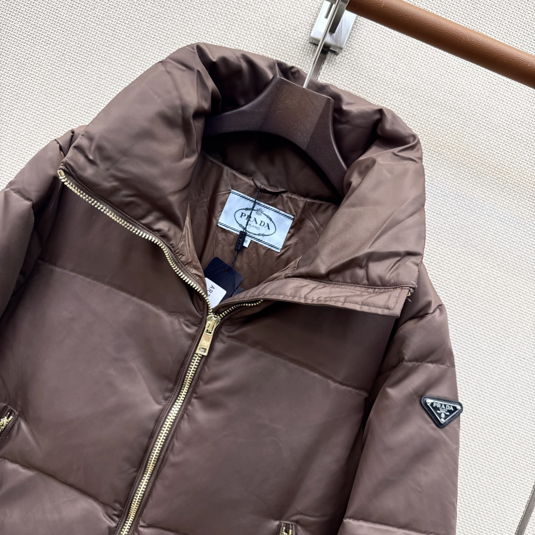 原单品质 PD 26Ss———秋冬最新款三角logo标立领面包服羽绒外套 🖤立体剪裁H版型 经典时髦又帅气 原版徽标字母
