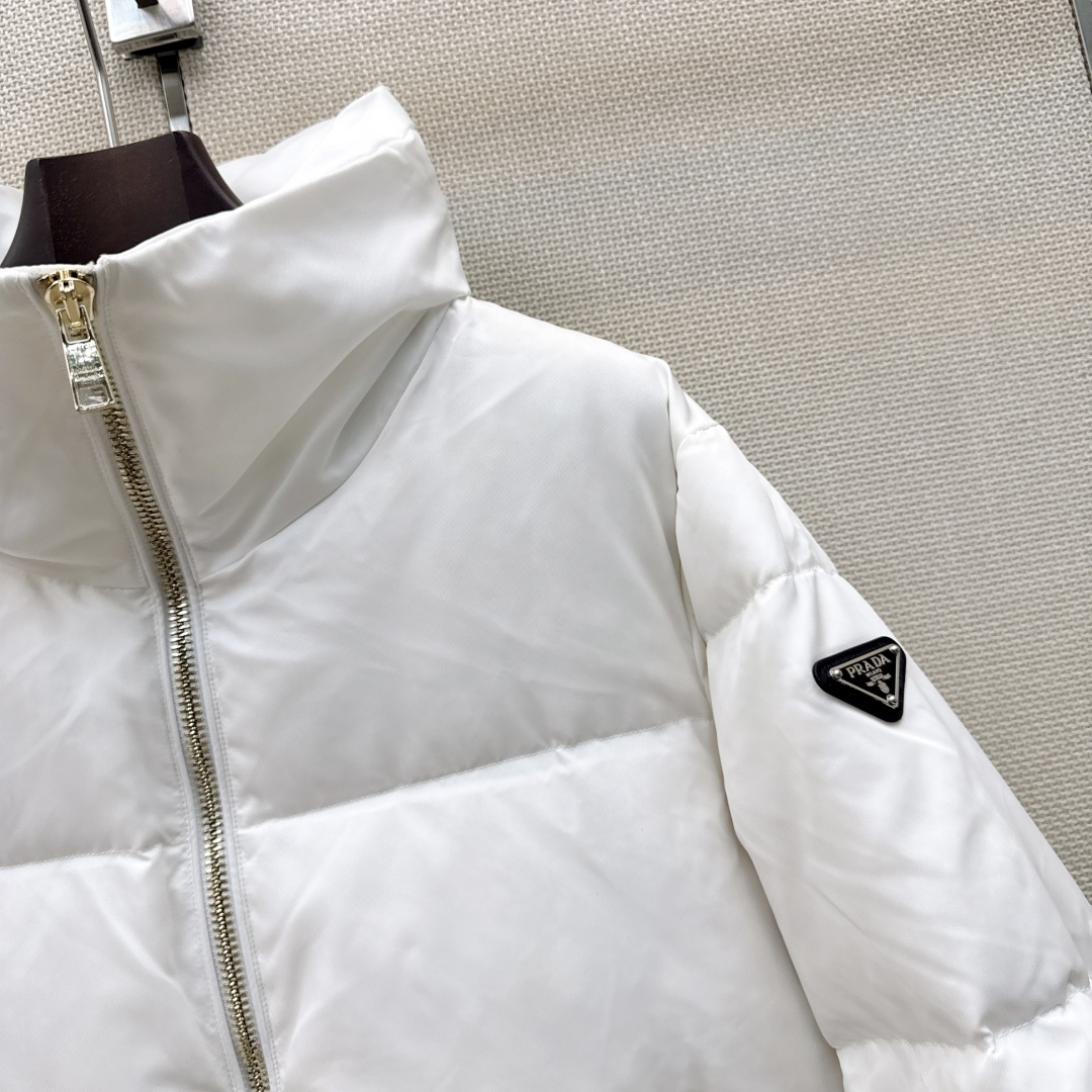 原单品质 PD 26Ss———秋冬最新款三角logo标立领面包服羽绒外套 🖤立体剪裁H版型 经典时髦又帅气 原版徽标字母