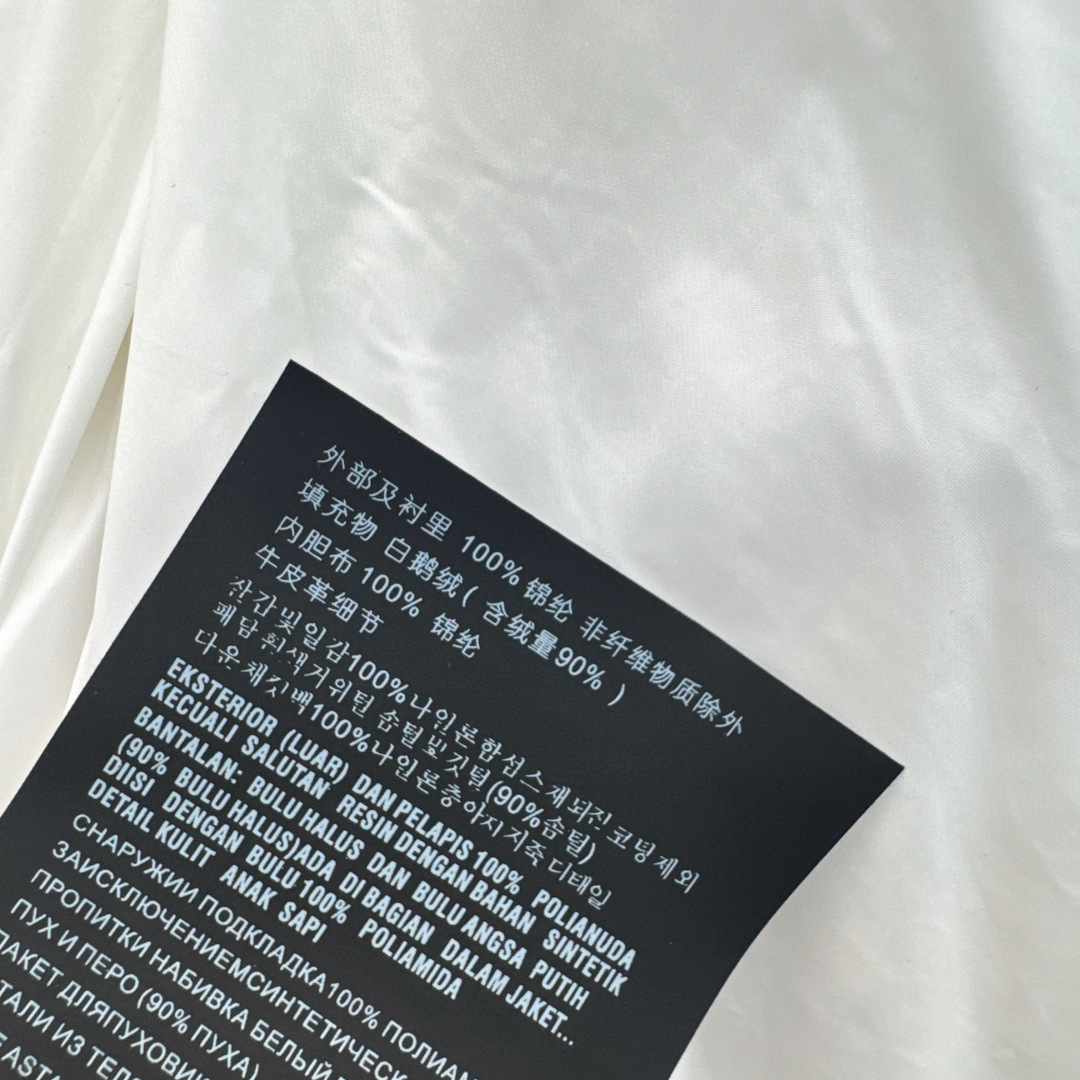 原单品质 PD 26ss——秋冬新品短款立领羽绒服外套 🖤立体剪裁H版型 经典时髦又帅气 原版徽标字母logo三角标装饰
